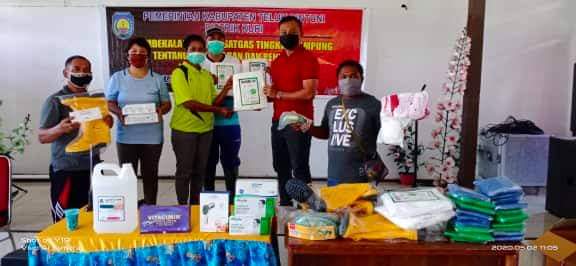 Distrik Kuri Berikan Bantuan APD dan Biaya Operasional Tim Satgas COVID-19 Diterima Kepala Puskesmas Novalina Tatuta